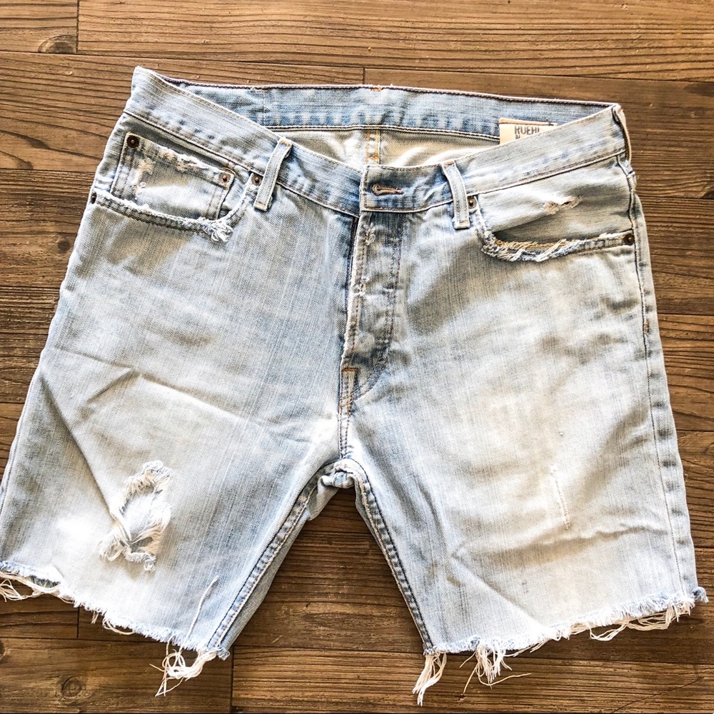 Men’s Ruehl Light Wash Distressed Jean Shorts